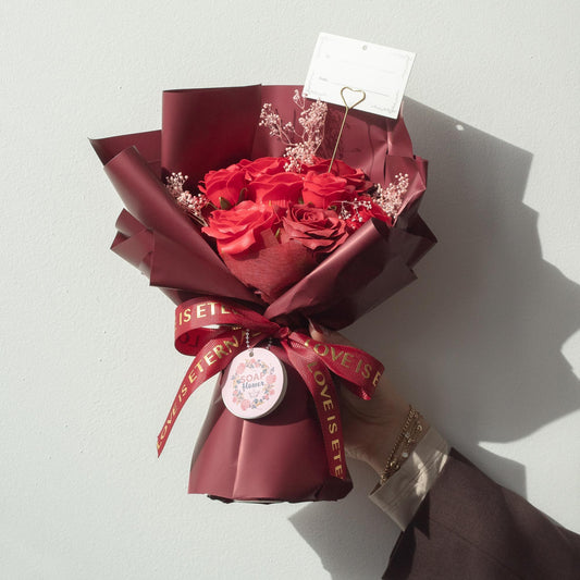 Μπουκέτο Κόκκινα Σαπουνόλουλουδα “Love is Eternal” με Κάρτα Δώρου